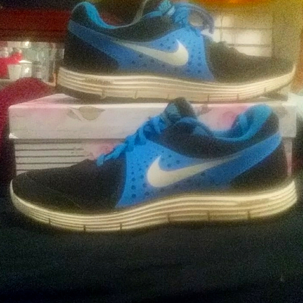 8.5.Nike (never worn)